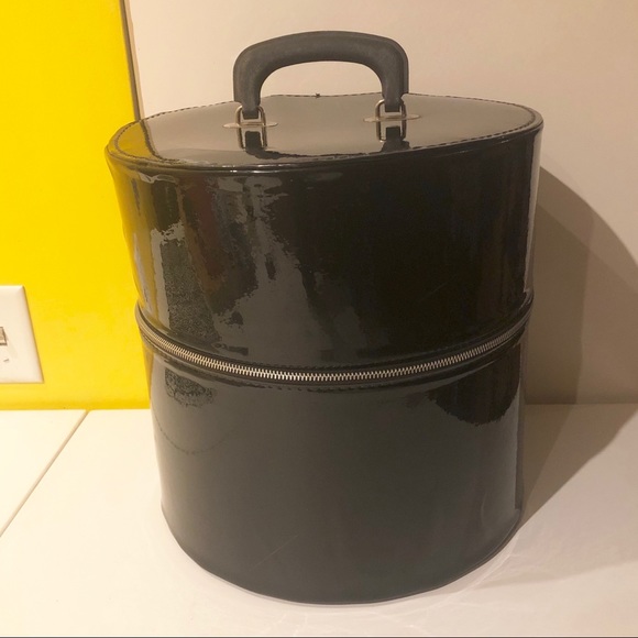 Vintage Accessories - Vintage Patent Leather Hat or Wig Box/Travel Case